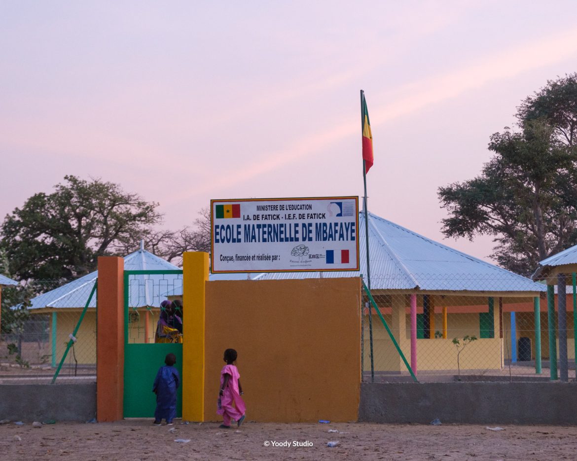 Ecole de Mbafaye-extérieur-enfants-inauguration-mbafaye-février-2022 (1)