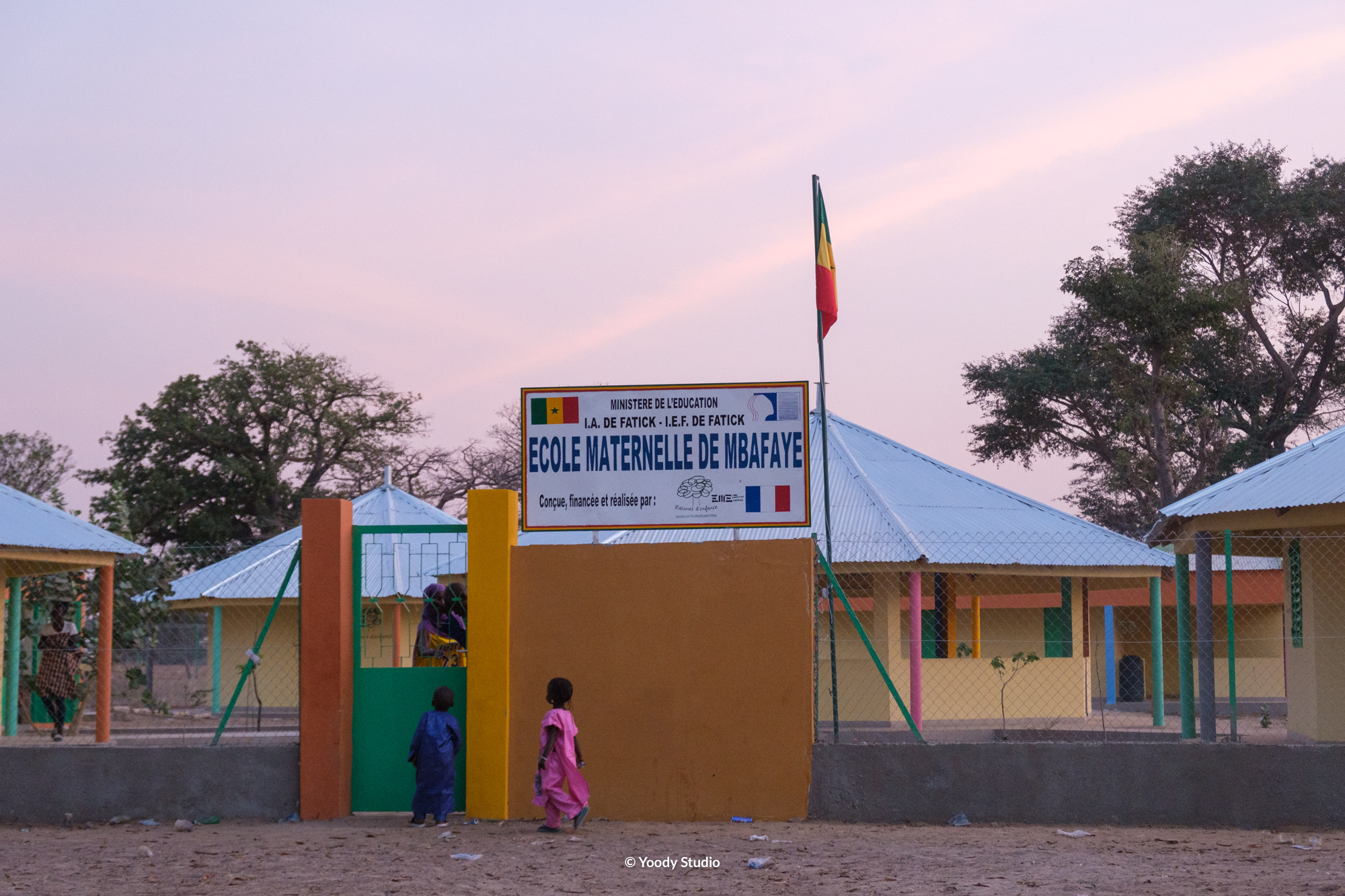 Ecole de Mbafaye-extérieur-enfants-inauguration-mbafaye-février-2022