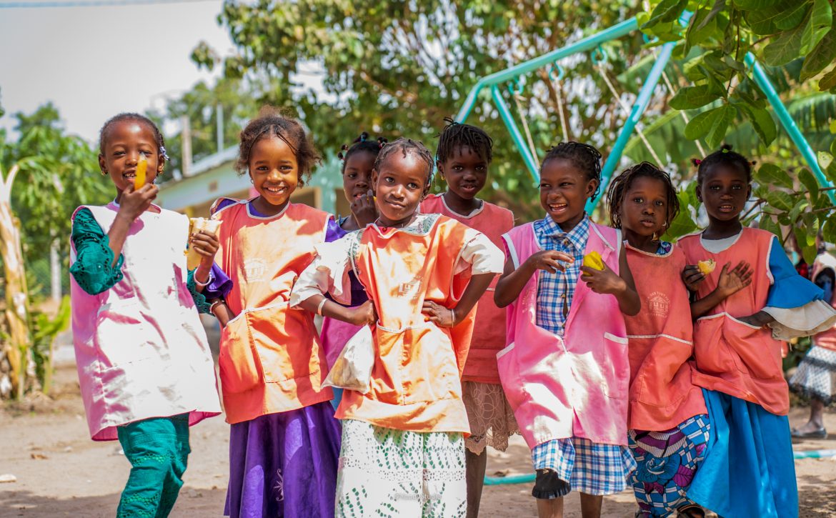 Filles-groupe-debout-cour-extérieur2-sourire-koumbal-mars-2023 (2)