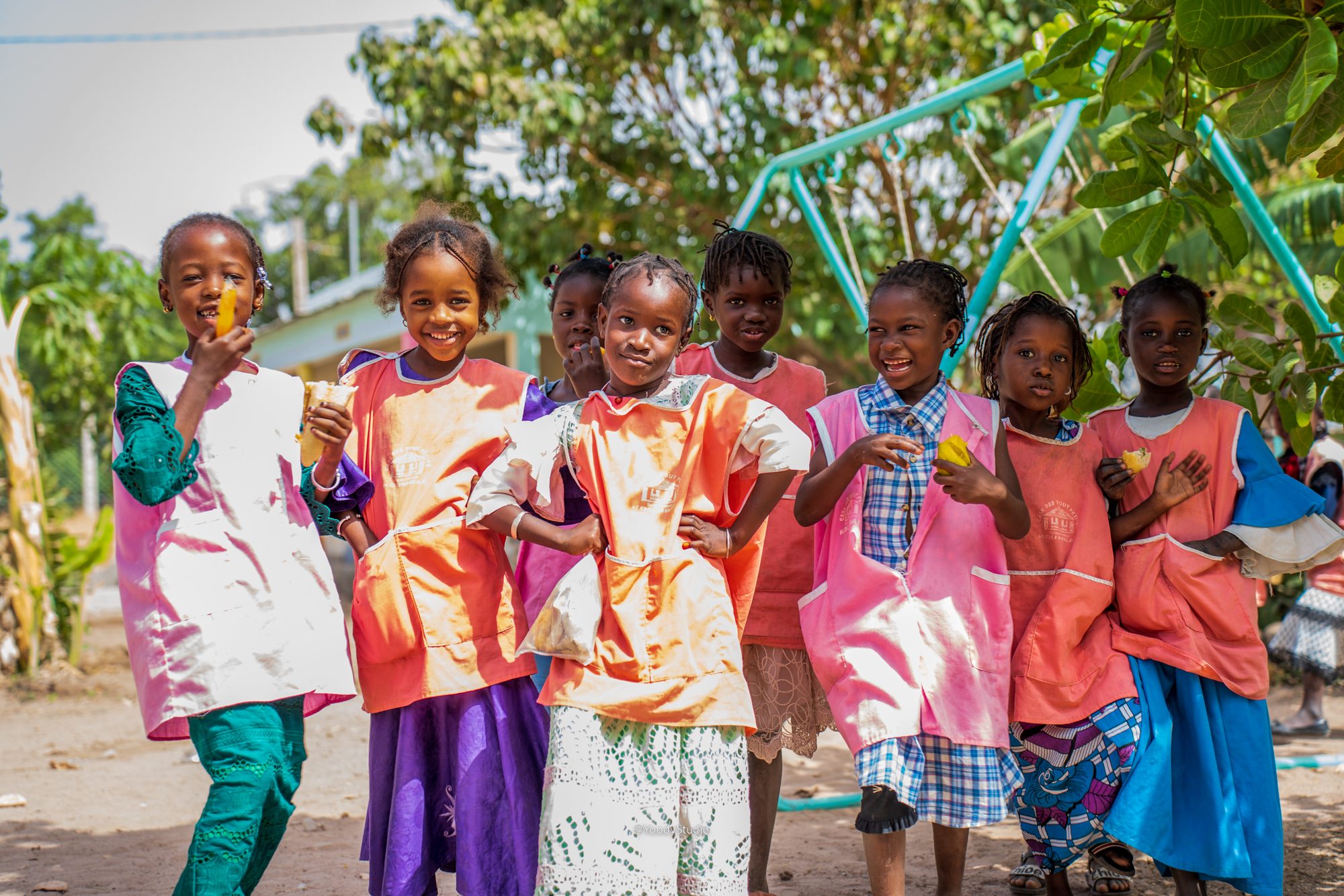 Filles-groupe-debout-cour-extérieur2-sourire-koumbal-mars-2023 (2)