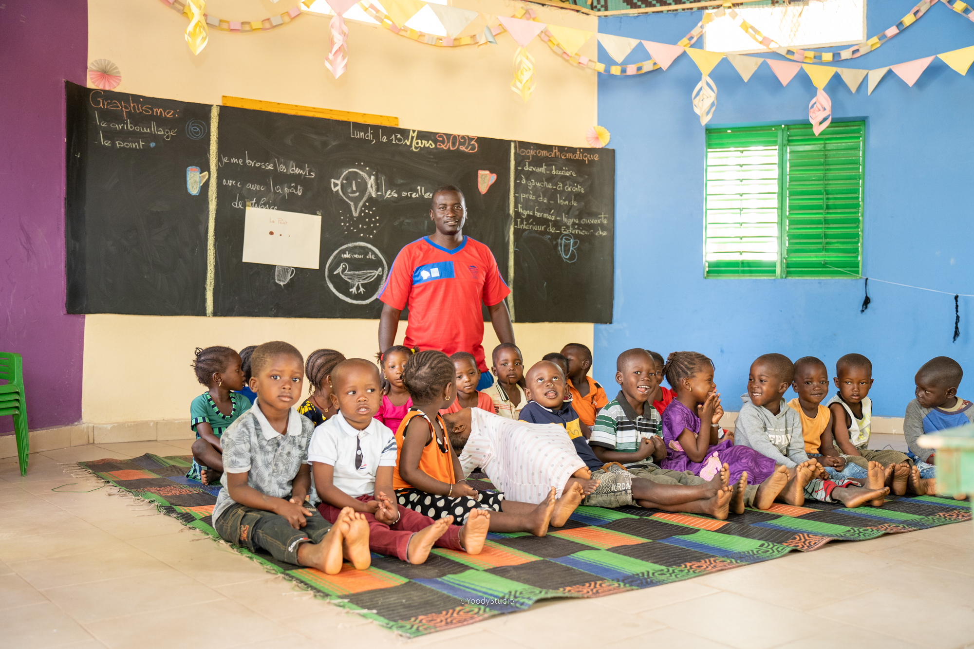 Instituteur-Enfants assis en classe-portrait-sourire-wassadou-mars-2023