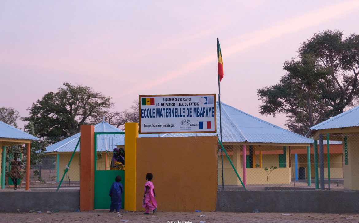 Ecole de Mbafaye-extérieur-enfants-inauguration-mbafaye-février-2022 (1)