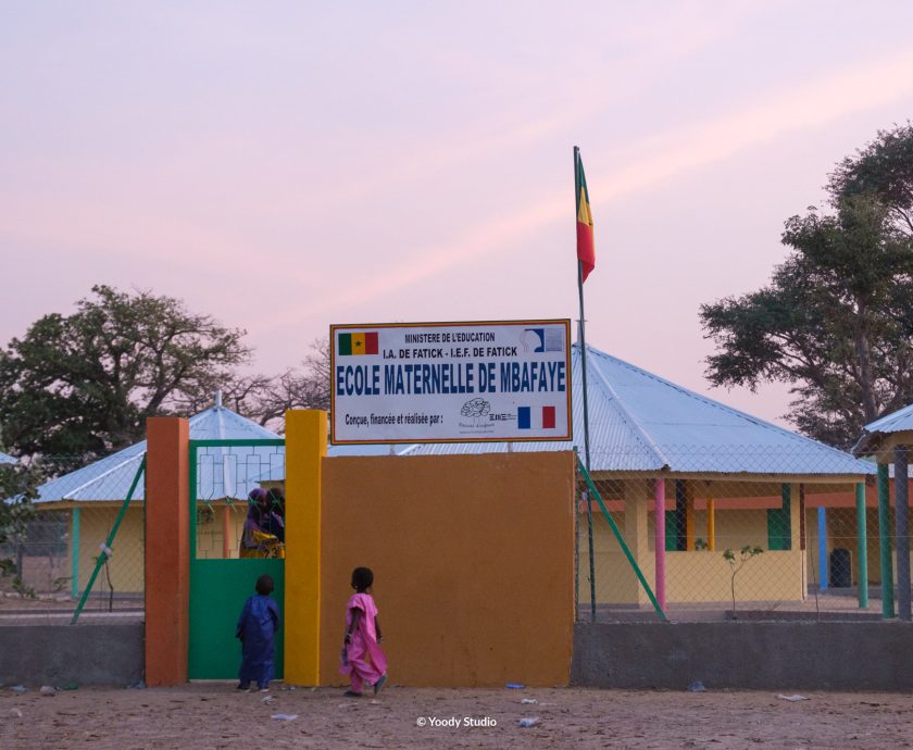 Ecole de Mbafaye-extérieur-enfants-inauguration-mbafaye-février-2022 (1)