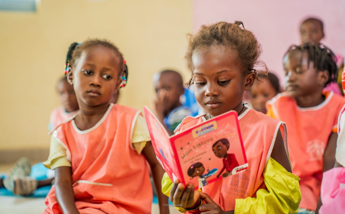 Fille qui lit un livre-moyenne section-assise en classe-koumbal-mars-2023