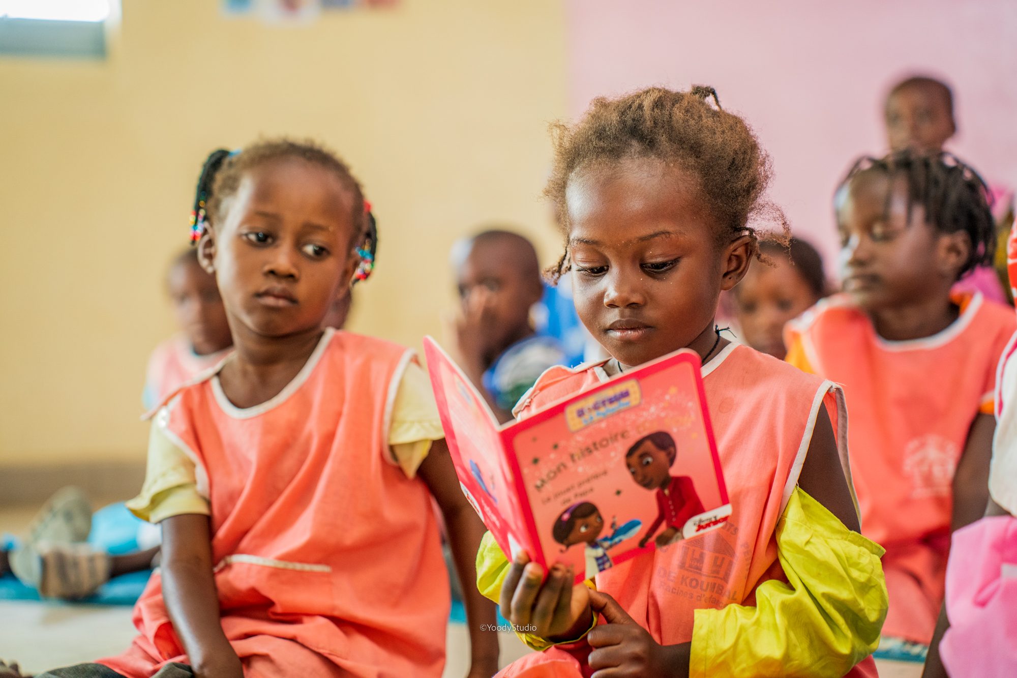 Fille qui lit un livre-moyenne section-assise en classe-koumbal-mars-2023