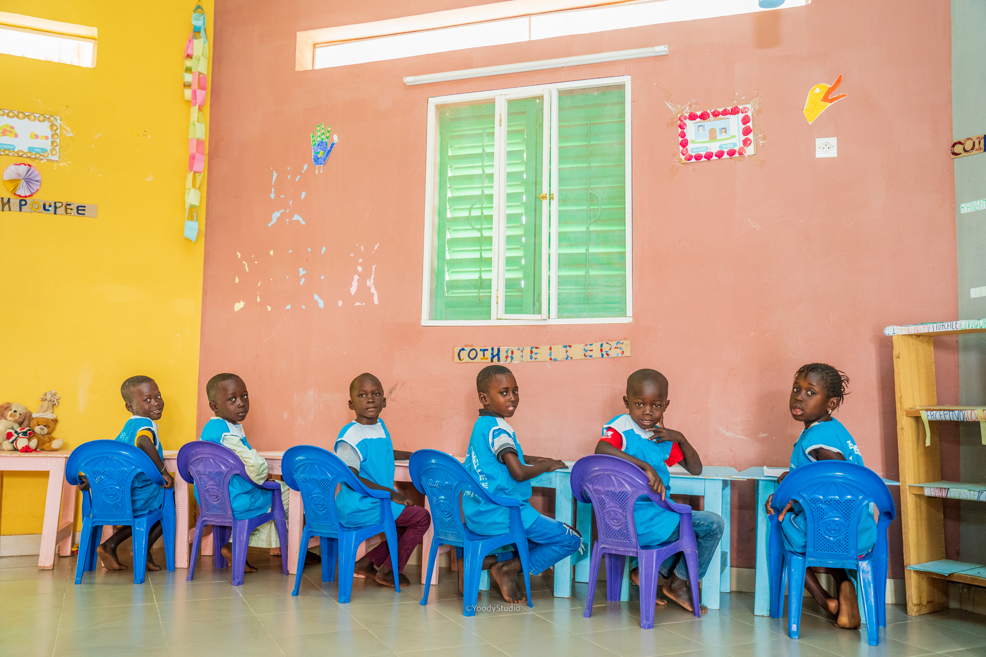 Garçons-fille-assis en classe-chaise-mbafaye-mars-2023 (1)