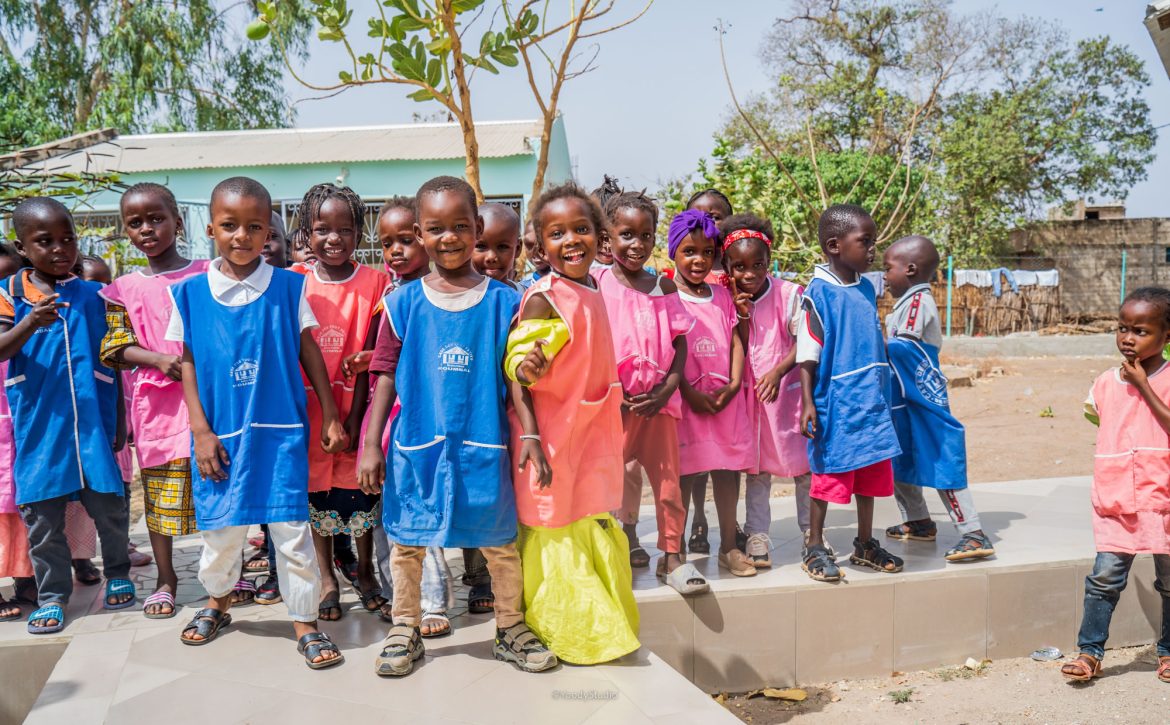 Groupe-enfants-élèves-filles-garçons-extérieur-sourire-koumbal-mars-2023