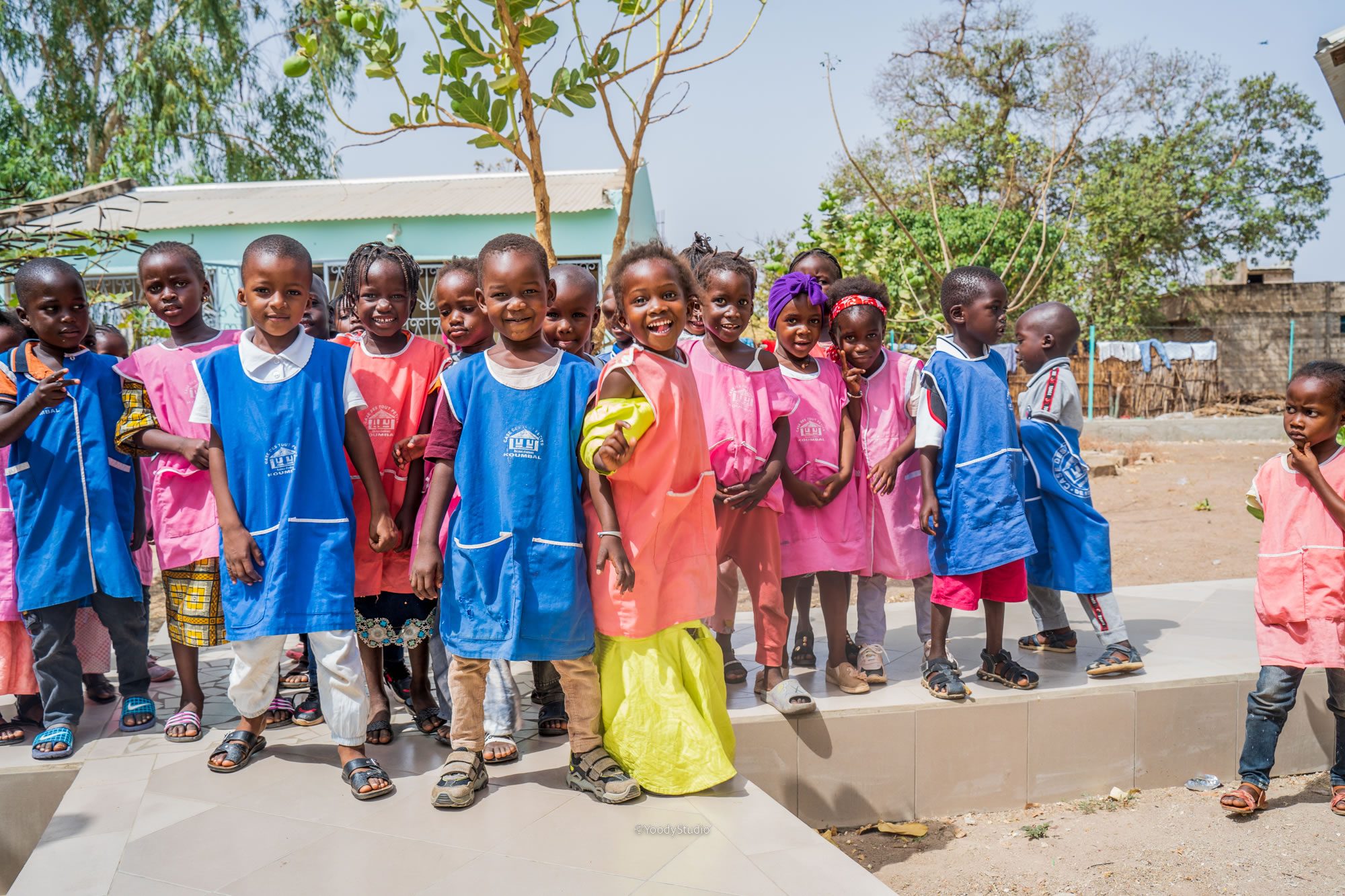 Groupe-enfants-élèves-filles-garçons-extérieur-sourire-koumbal-mars-2023