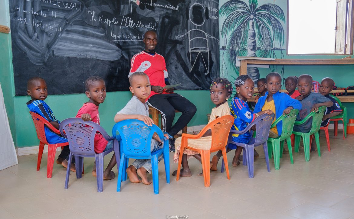 Monsieur Camara-enfants-assis-en classe-Koar-février-2022