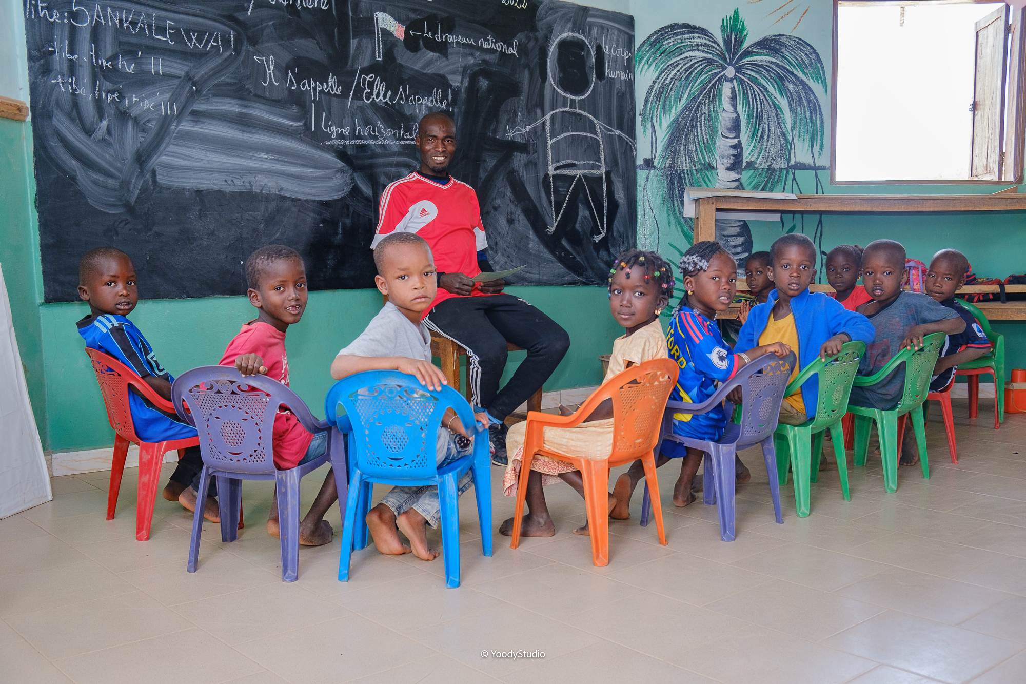 Monsieur Camara-enfants-assis-en classe-Koar-février-2022