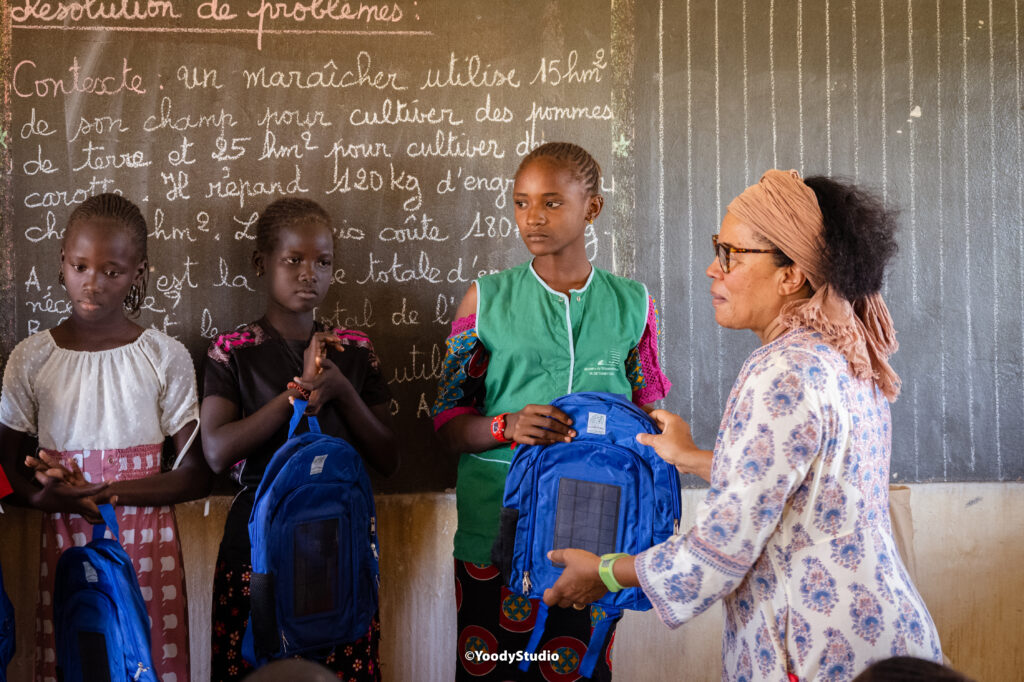 Prix racines denfance-filles--primaire-sac solaire5-patricia mowbray-Koar-novembre 2024