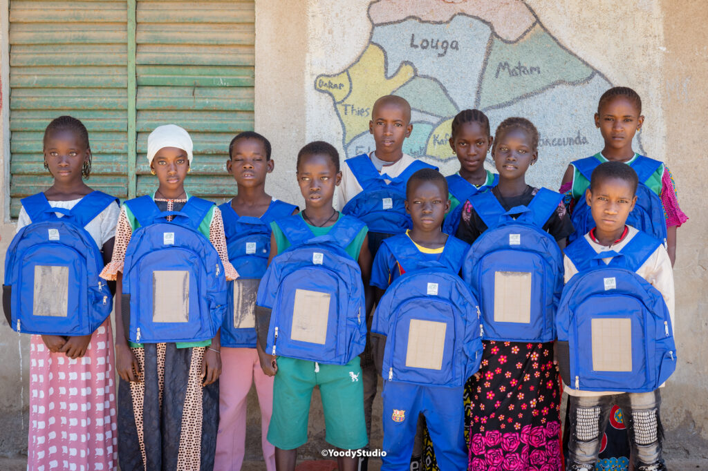 Prix racines denfance-garçons-filles-photo de groupe-primaire-sac solaire2--Koar-novembre 2024