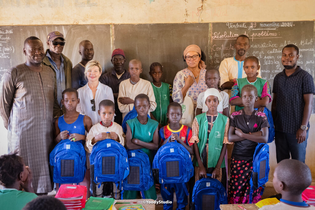 Prix racines denfance-garçons-filles-photo de groupe-primaire-sac solaire2-patricia mowbray-Koar-novembre 2024