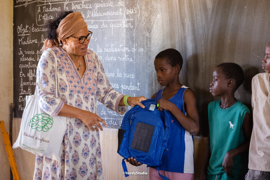 Prix racines denfance-garçons-primaire-sac solaire2-patricia mowbray-Koar-novembre 2024