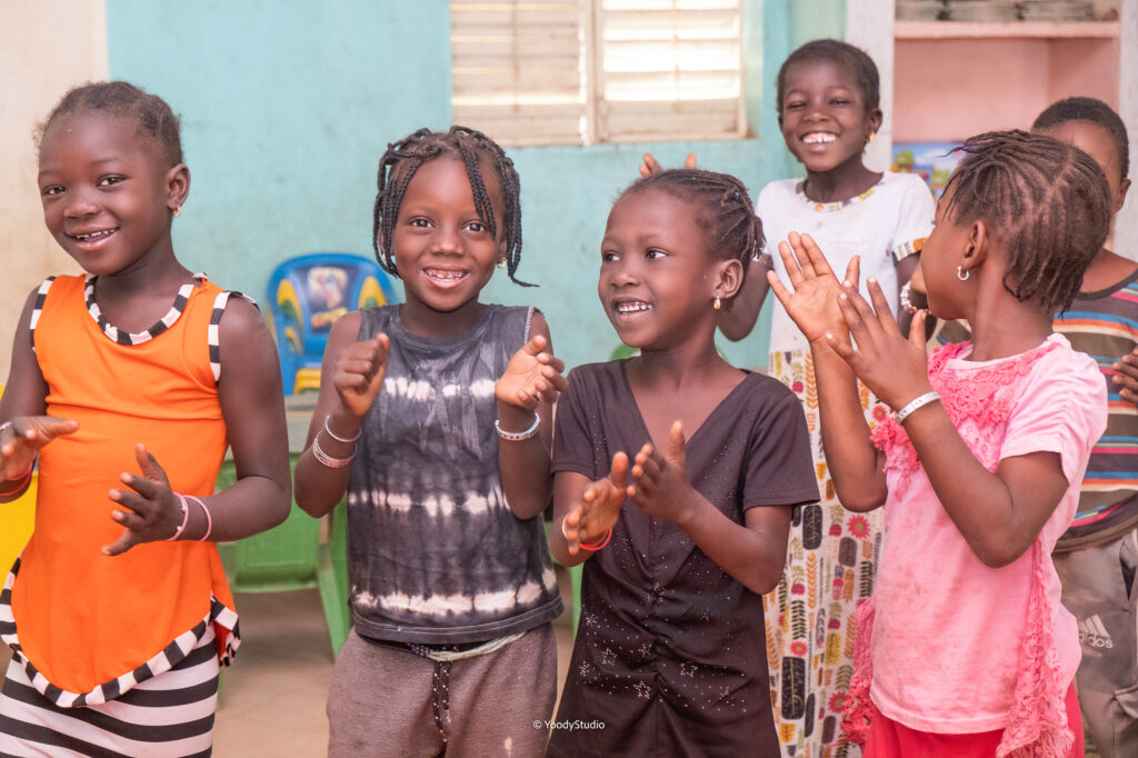 Enfants-classe-debout-filles-wassadou-février-2022