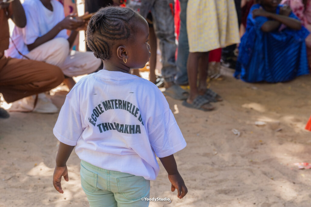 Fille-élève-tshirt logo-inauguration-thilmakha-novembre 2024