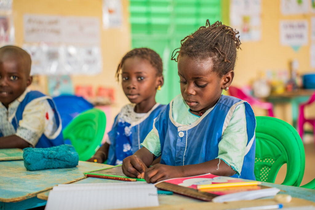 Fille qui écrit sur une ardoise-chaise-assis en classe-portrait-ndoss-mars-2023