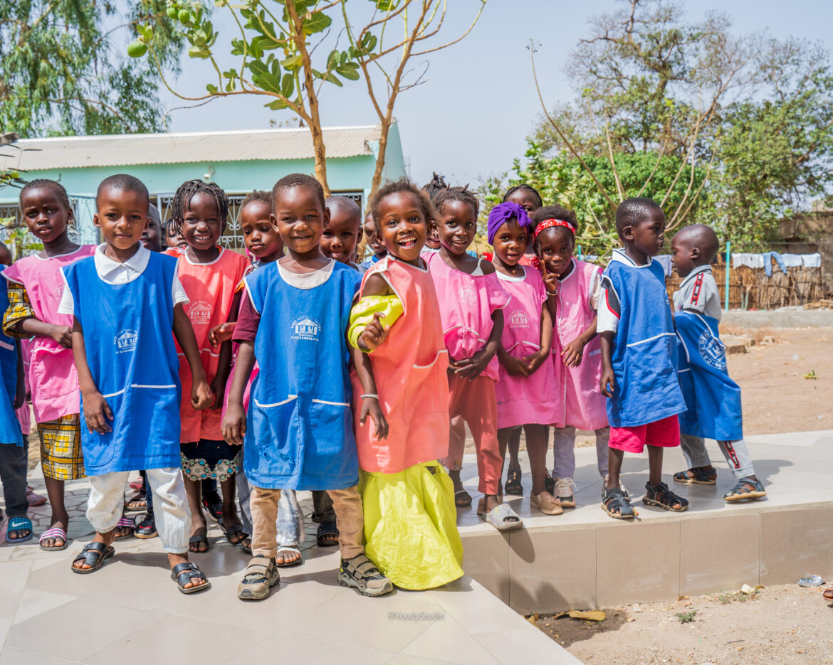 Groupe-enfants-élèves-filles-garçons-extérieur-sourire-koumbal-mars-2023