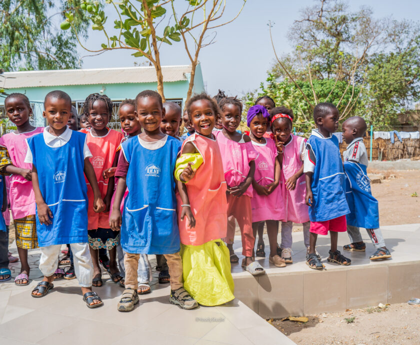 Groupe-enfants-élèves-filles-garçons-extérieur-sourire-koumbal-mars-2023